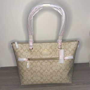 COACH Gallery Tote in Signature Canvas